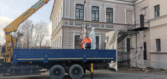 В качестве продолжения формирования красивого места отдыха горожан в центре Ишима сегодня две скульптуры, ранее стоявшие возле автоколонны 1319,  переехали в Первомайский сквер.