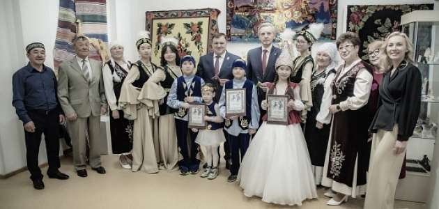 Новое издание сказки «Конек-Горбунок» на казахском языке передал в Ишиме музейному комплексу имени Петра Ершова.