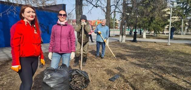 Сегодня сотрудники музейного комплекса, библиотек и городского культурного центра приняли участие в городском субботнике