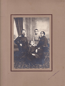 Семья Бушковых. Фотограф Федоров И.Г. 1917 г