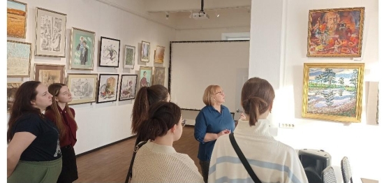 В очередной раз с большой теплотой нас встретила Арт-галерея, где студенты Ишимского педагогического института приняли участие в мастер - классах