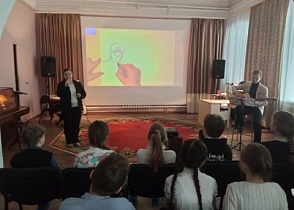 Иллюстрированный спектакль "Можно попросить Нину"